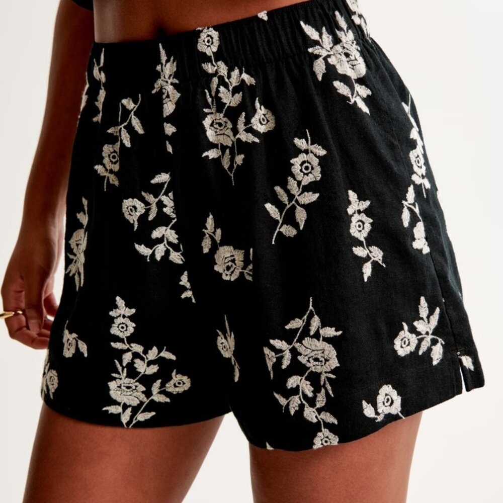 Floral Embroidered Linen Blend Pull On Shorts NWOT